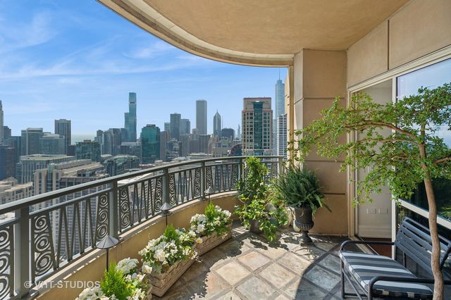 800 N Michigan Avenue 4702, Chicago, IL 60611