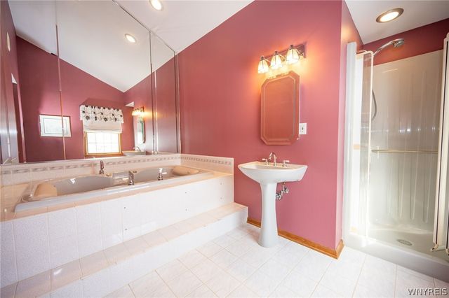 16 Buckhorn Court, Grand Island, NY 14072