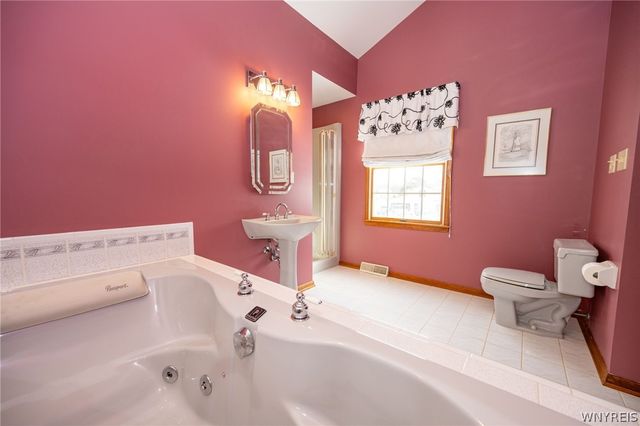 16 Buckhorn Court, Grand Island, NY 14072