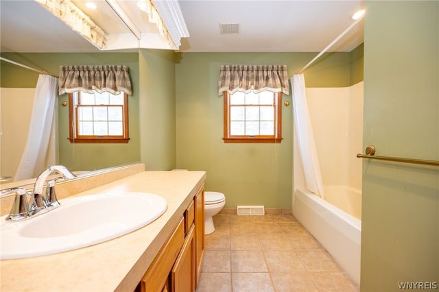 16 Buckhorn Court, Grand Island, NY 14072