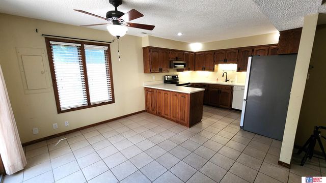5907 Oakridge Drive, Lincoln, NE 68516