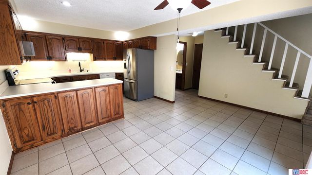 5907 Oakridge Drive, Lincoln, NE 68516