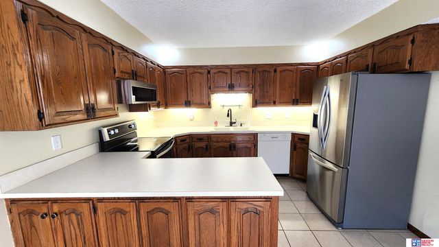 5907 Oakridge Drive, Lincoln, NE 68516