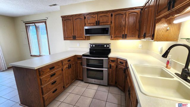 5907 Oakridge Drive, Lincoln, NE 68516