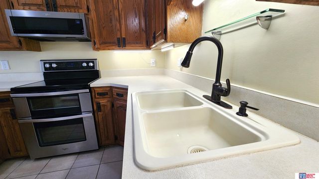 5907 Oakridge Drive, Lincoln, NE 68516