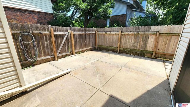 5907 Oakridge Drive, Lincoln, NE 68516