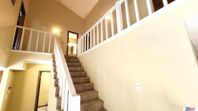 5907 Oakridge Drive, Lincoln, NE 68516