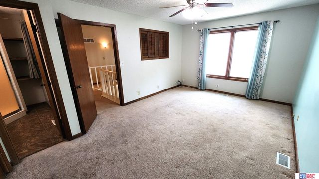 5907 Oakridge Drive, Lincoln, NE 68516