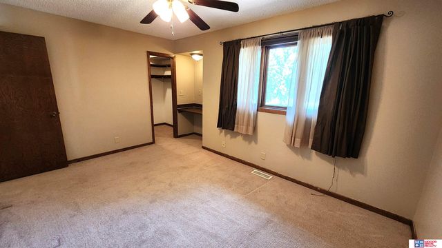 5907 Oakridge Drive, Lincoln, NE 68516