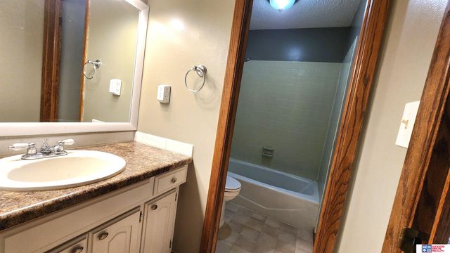 5907 Oakridge Drive, Lincoln, NE 68516