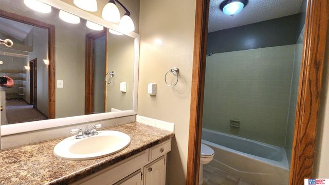 5907 Oakridge Drive, Lincoln, NE 68516