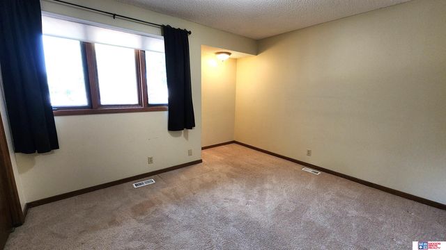 5907 Oakridge Drive, Lincoln, NE 68516