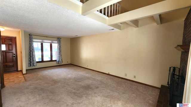 5907 Oakridge Drive, Lincoln, NE 68516
