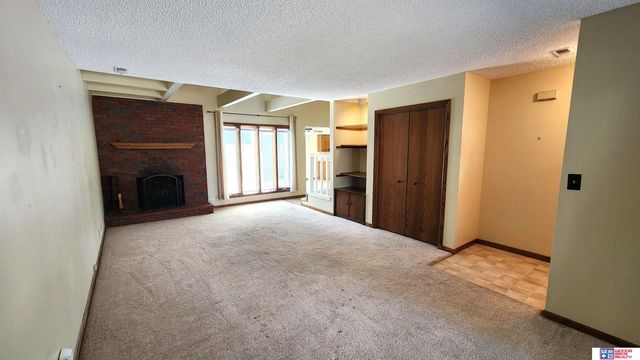 5907 Oakridge Drive, Lincoln, NE 68516