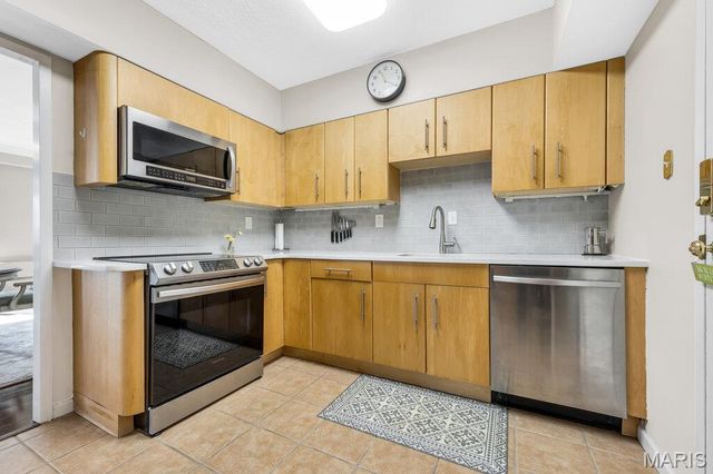 900 S Hanley Road 12E, Clayton, MO 63105