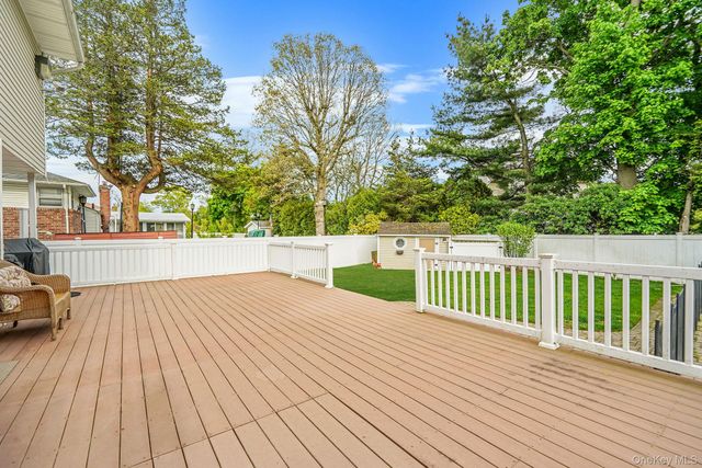 7 Elmwood Road, Deer Park, NY 11729