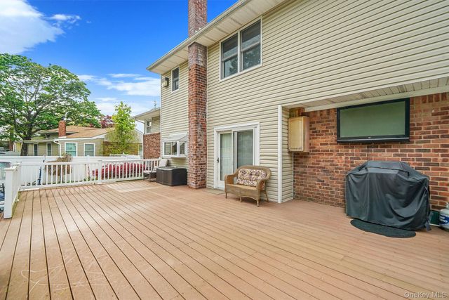 7 Elmwood Road, Deer Park, NY 11729