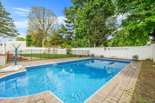 7 Elmwood Road, Deer Park, NY 11729