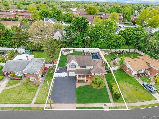 7 Elmwood Road, Deer Park, NY 11729