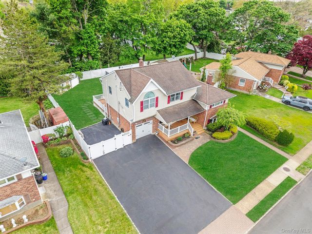 7 Elmwood Road, Deer Park, NY 11729