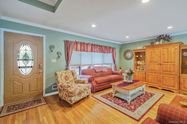 7 Elmwood Road, Deer Park, NY 11729