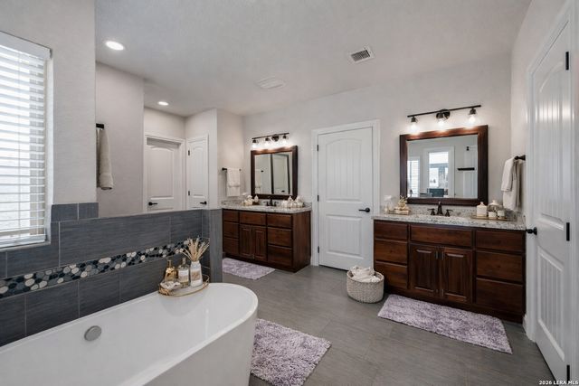 380 Abrego Lake, Floresville, TX 78114