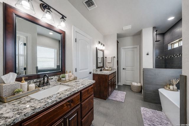 380 Abrego Lake, Floresville, TX 78114