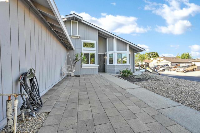 200 Spindrift Ct, Oakley, CA 94561