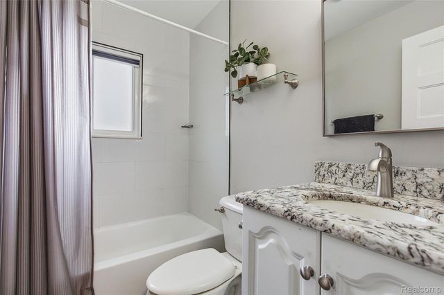 1087 N Stephen Avenue, Clawson, MI 48017