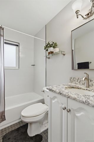 1087 N Stephen Avenue, Clawson, MI 48017