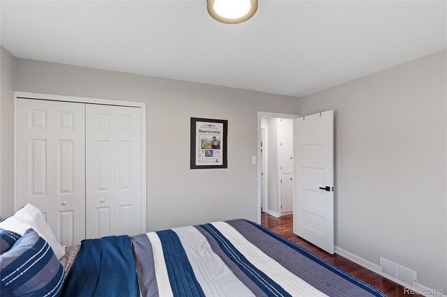 1087 N Stephen Avenue, Clawson, MI 48017