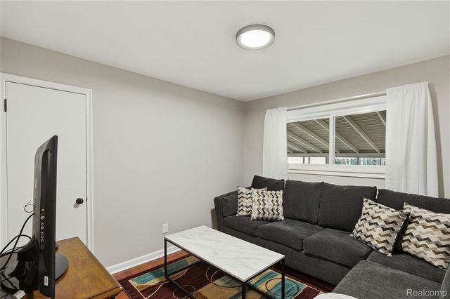 1087 N Stephen Avenue, Clawson, MI 48017