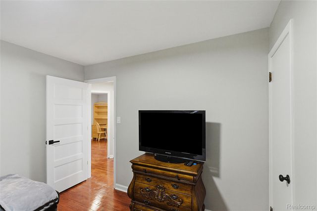 1087 N Stephen Avenue, Clawson, MI 48017