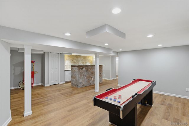 1087 N Stephen Avenue, Clawson, MI 48017