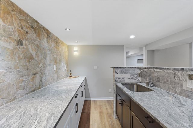 1087 N Stephen Avenue, Clawson, MI 48017