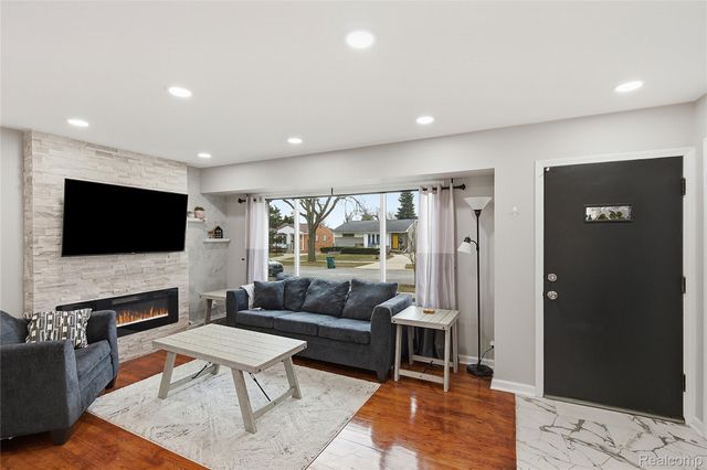 1087 N Stephen Avenue, Clawson, MI 48017