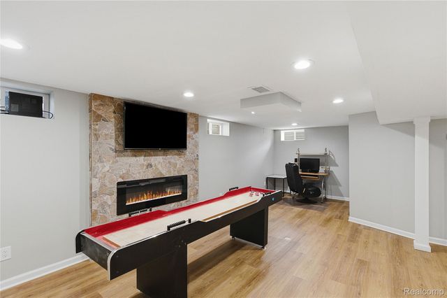 1087 N Stephen Avenue, Clawson, MI 48017