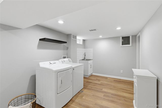 1087 N Stephen Avenue, Clawson, MI 48017