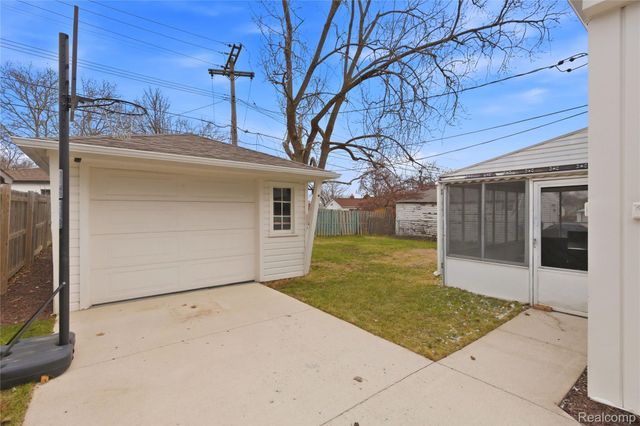 1087 N Stephen Avenue, Clawson, MI 48017