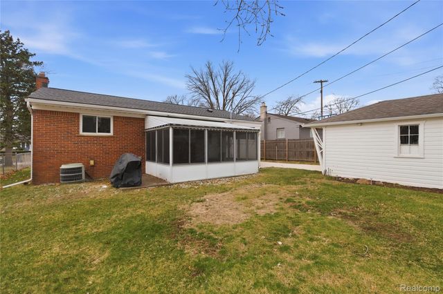 1087 N Stephen Avenue, Clawson, MI 48017