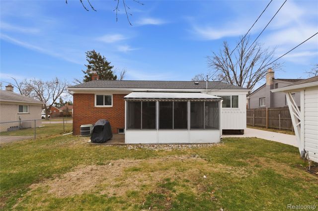 1087 N Stephen Avenue, Clawson, MI 48017