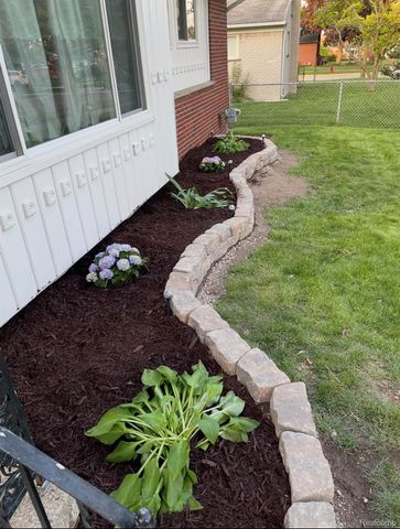 1087 N Stephen Avenue, Clawson, MI 48017