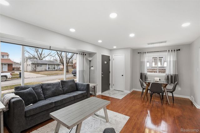 1087 N Stephen Avenue, Clawson, MI 48017