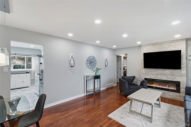 1087 N Stephen Avenue, Clawson, MI 48017