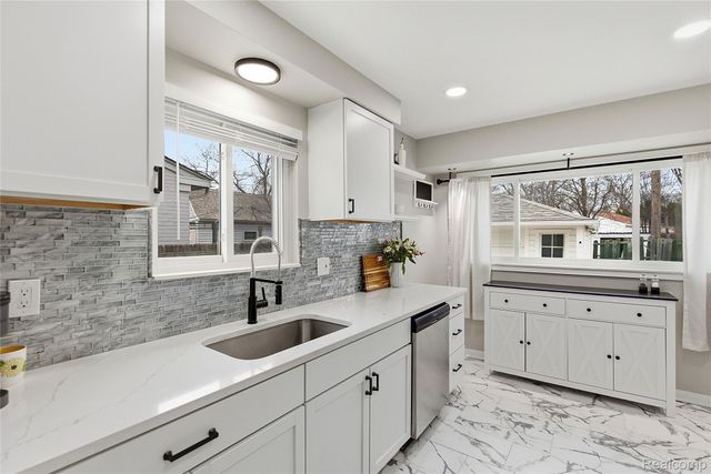 1087 N Stephen Avenue, Clawson, MI 48017