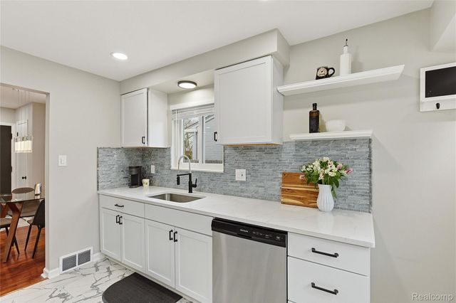 1087 N Stephen Avenue, Clawson, MI 48017