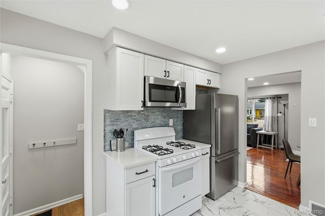 1087 N Stephen Avenue, Clawson, MI 48017