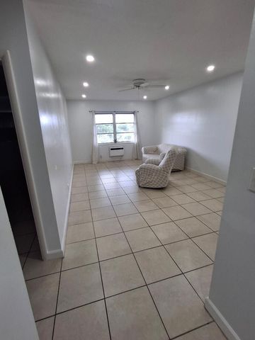 1250 E SAMPLE Road 303, Pompano Beach, FL 33064