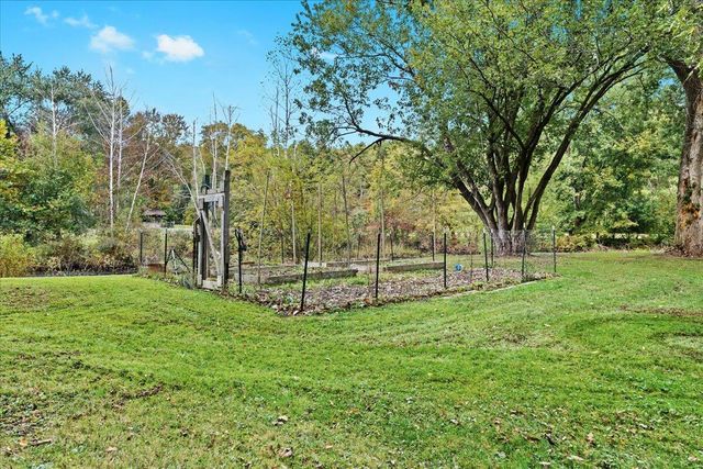 10932 Green Oaks Drive, South Lyon, MI 48178