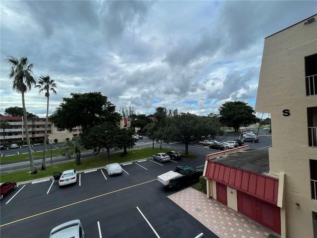 1040 COUNTRY CLUB Drive 306, Margate, FL 33063
